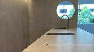 Read more about the article The “One-Stone” Kitchen Look: When Continuous Surfaces Work Best